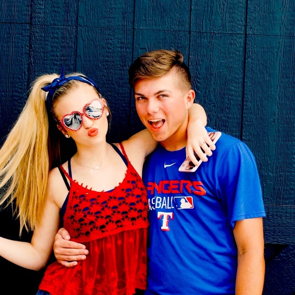 Red shirt - Picture 1 of 3